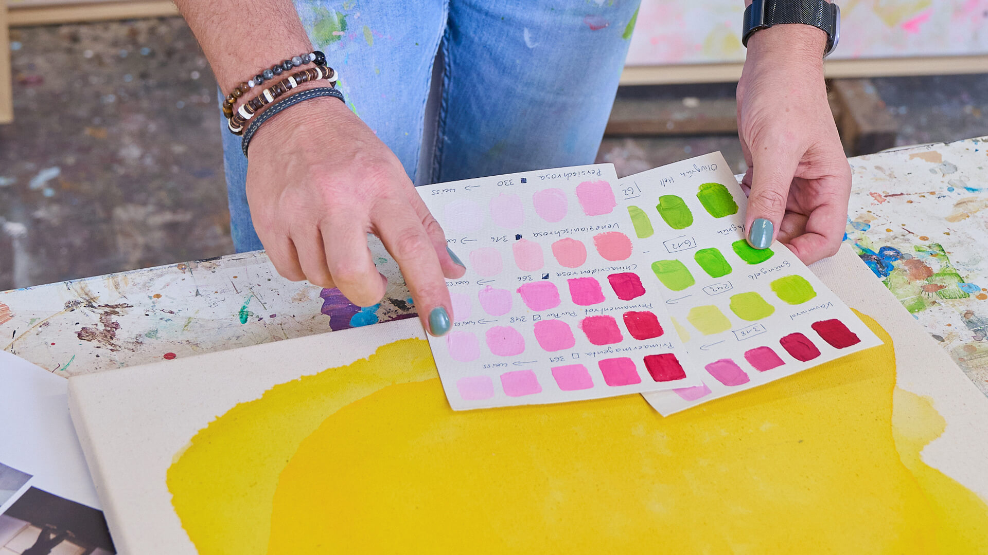 carsten-heine-farbauswahl-mit-farbkarten