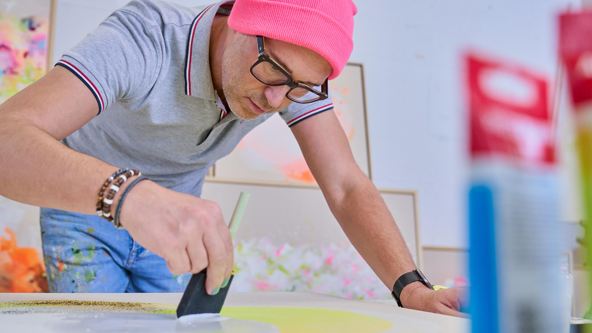 carsten-heine-malend-mit-pinker-mütze