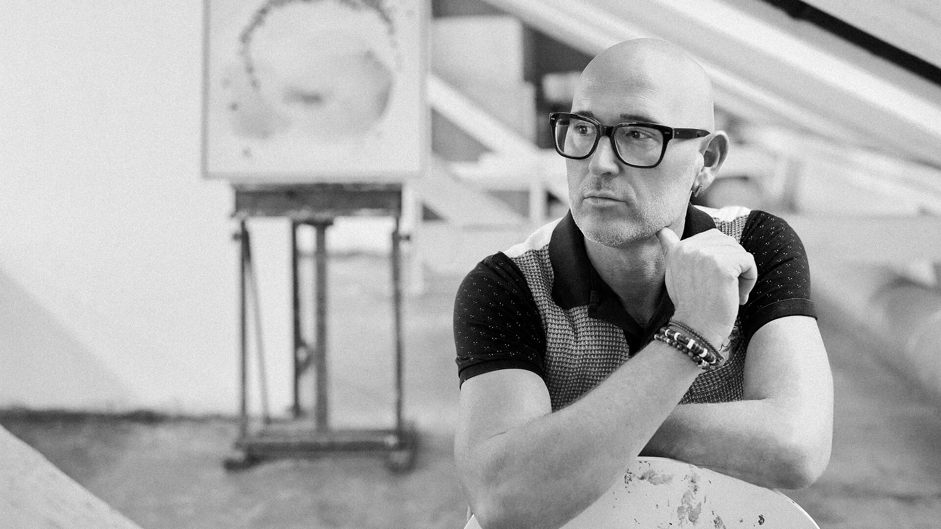 carsten-heine-nachdenklich-im-atelier