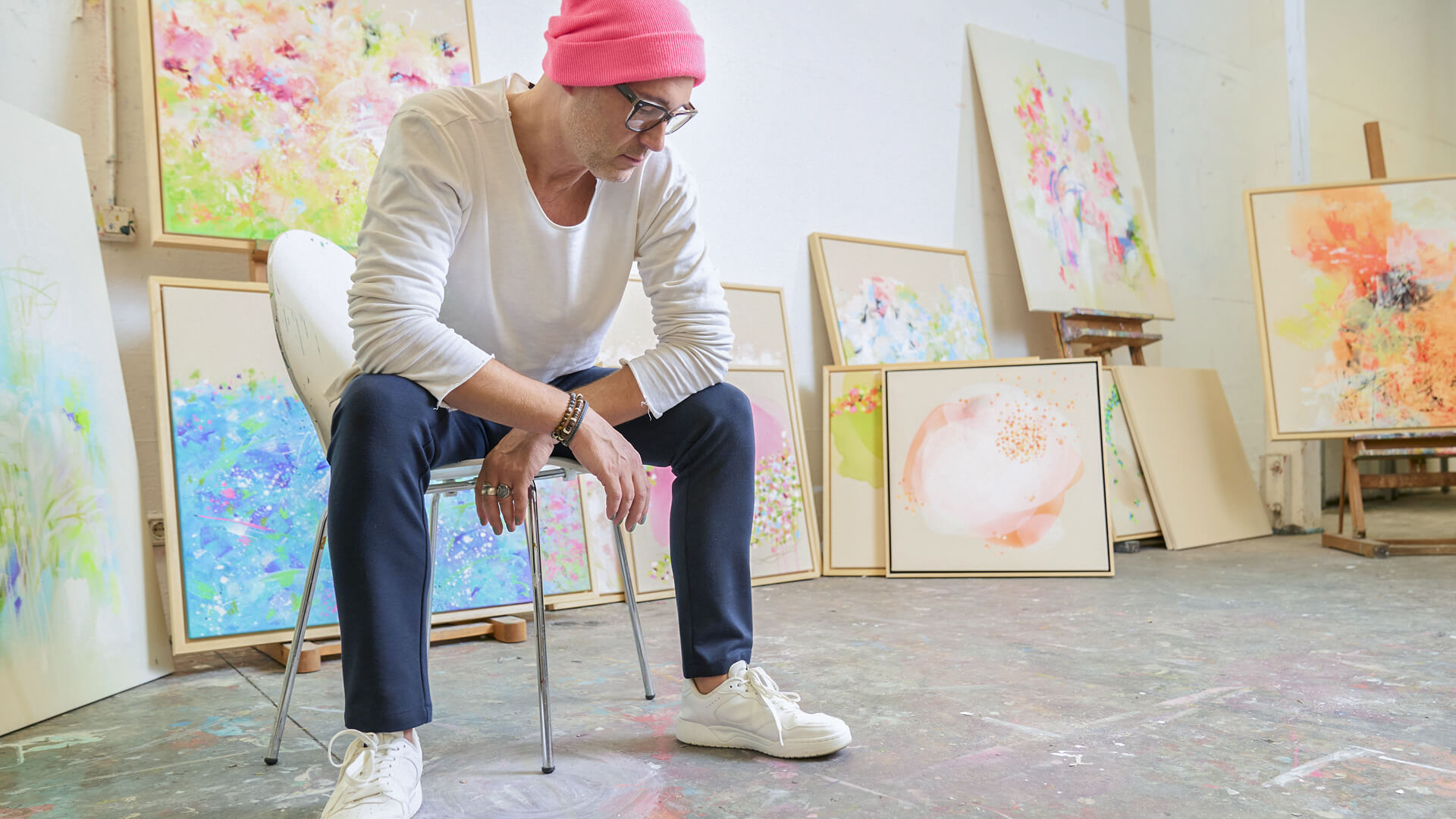 carsten-heine-nachdenklich-sitzend-im-atelier