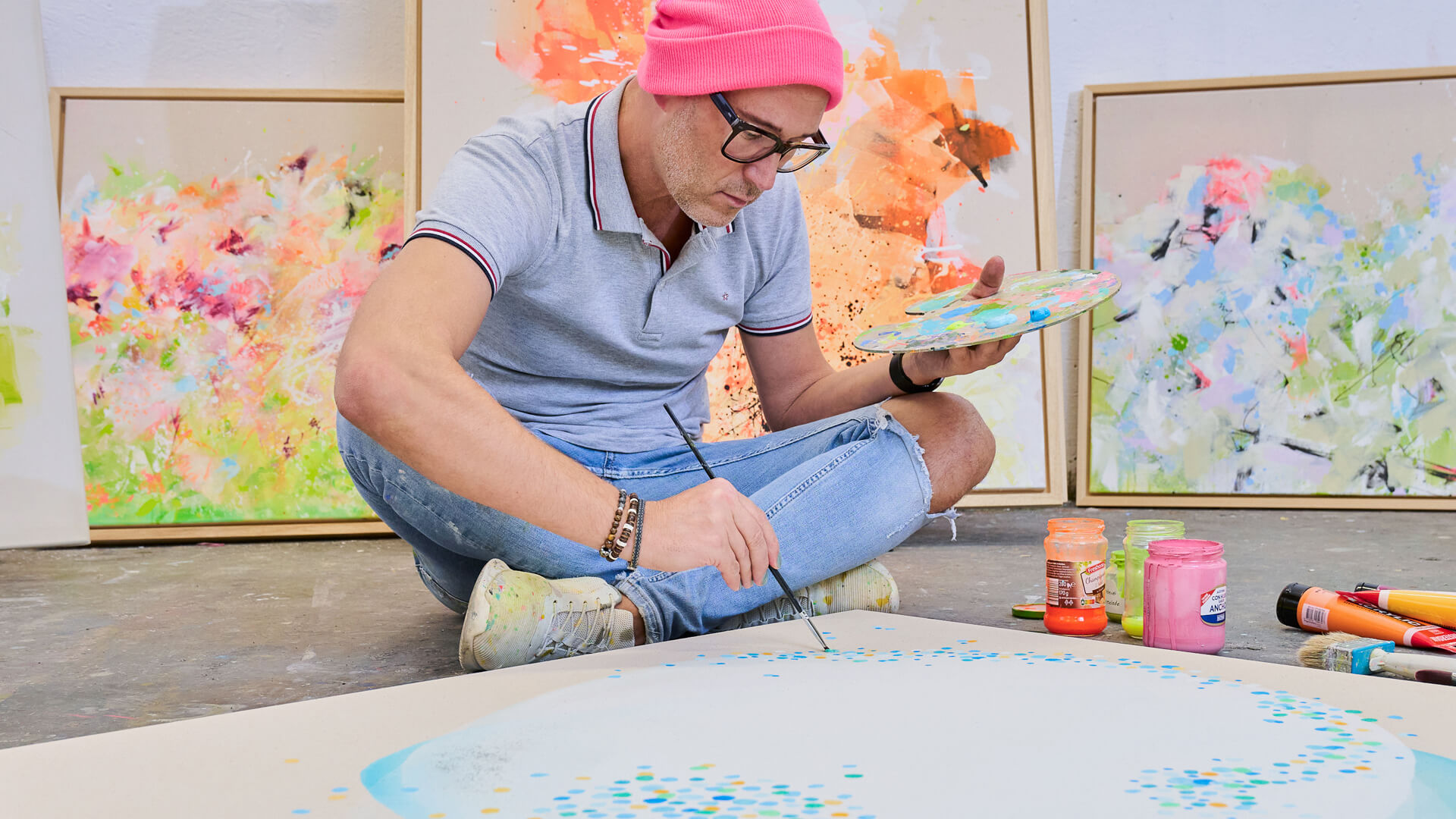 carsten-heine-sitzend-malend-mit-pinker-muetze