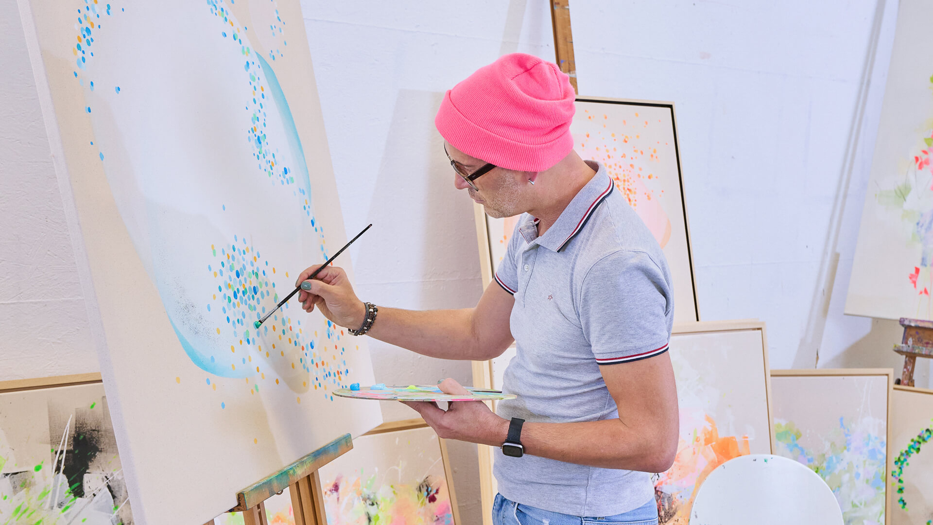 carsten-heine-stehend-an-staffelei-mit-pinker muetze