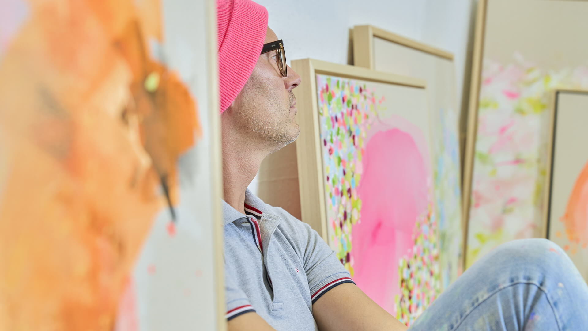 carsten-heine-zwischen-bildern-sitzend