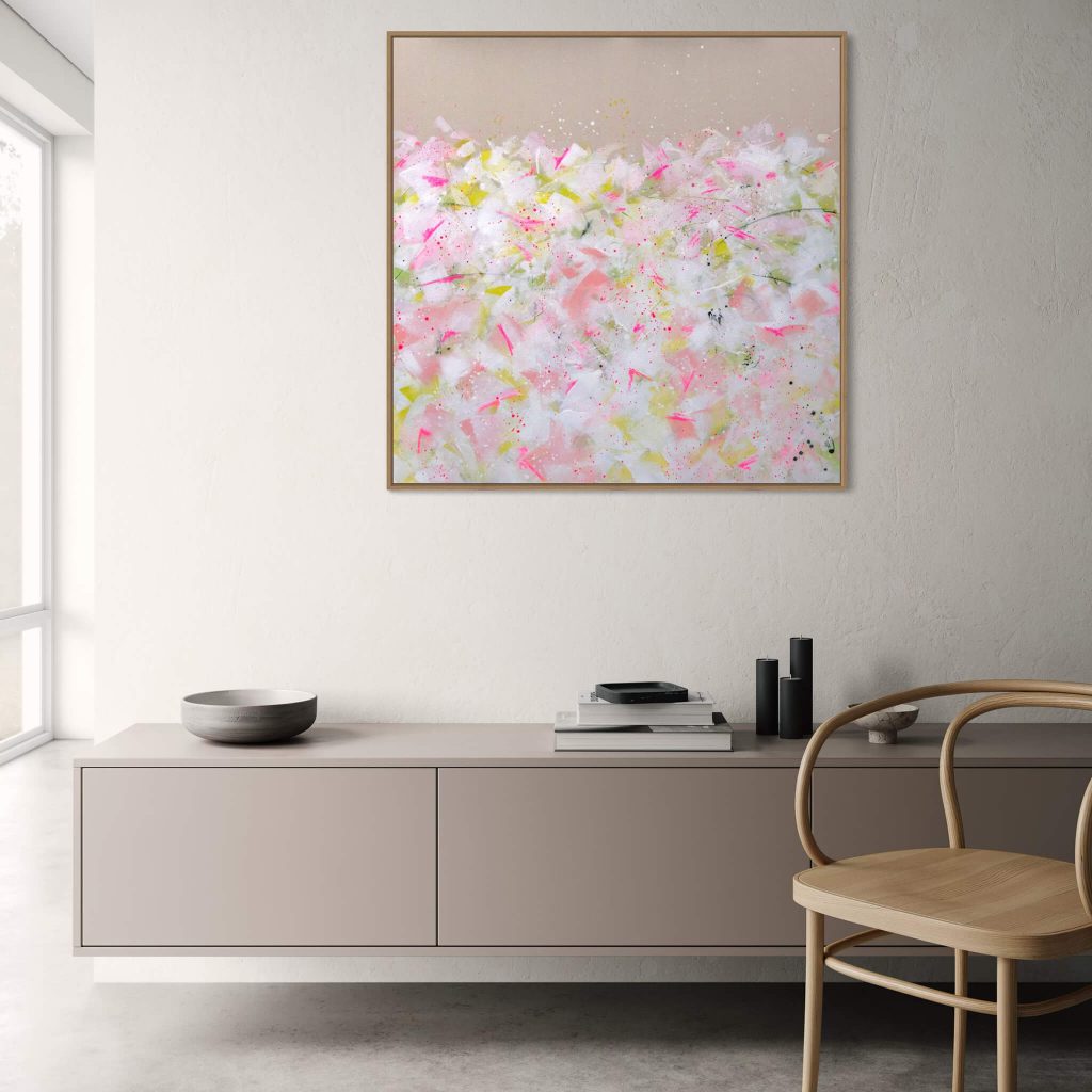 modernes Wohnambiente-abstraktes Gemaelde an heller Wand