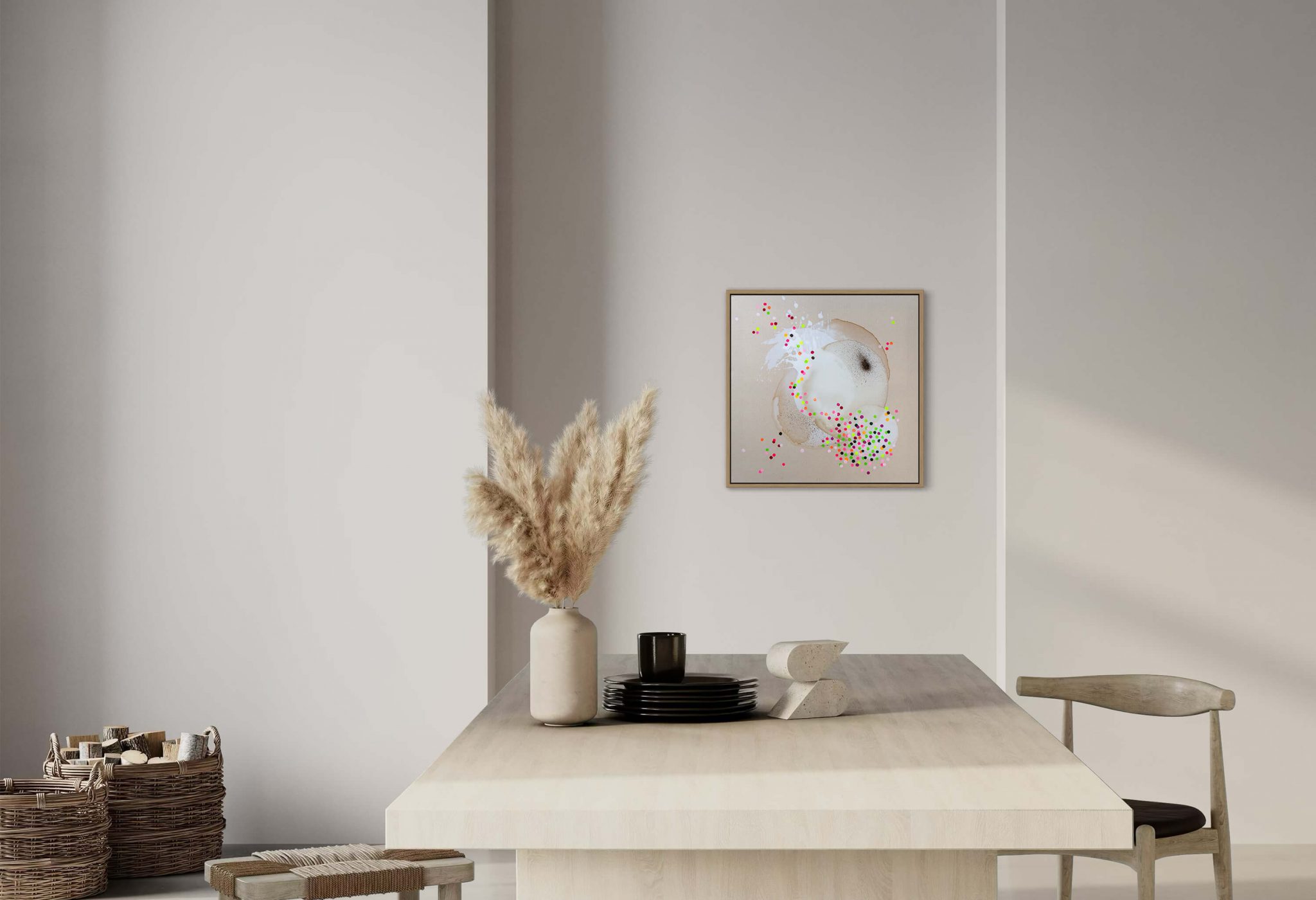 Kunstwerk an beige Wand-heller Küchentisch davor