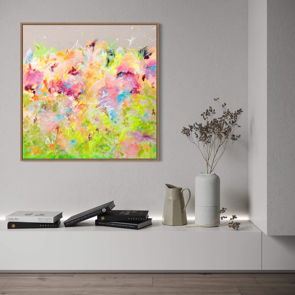 buntes Bild an heller Wand-Schrank mit Vasen und Büchern